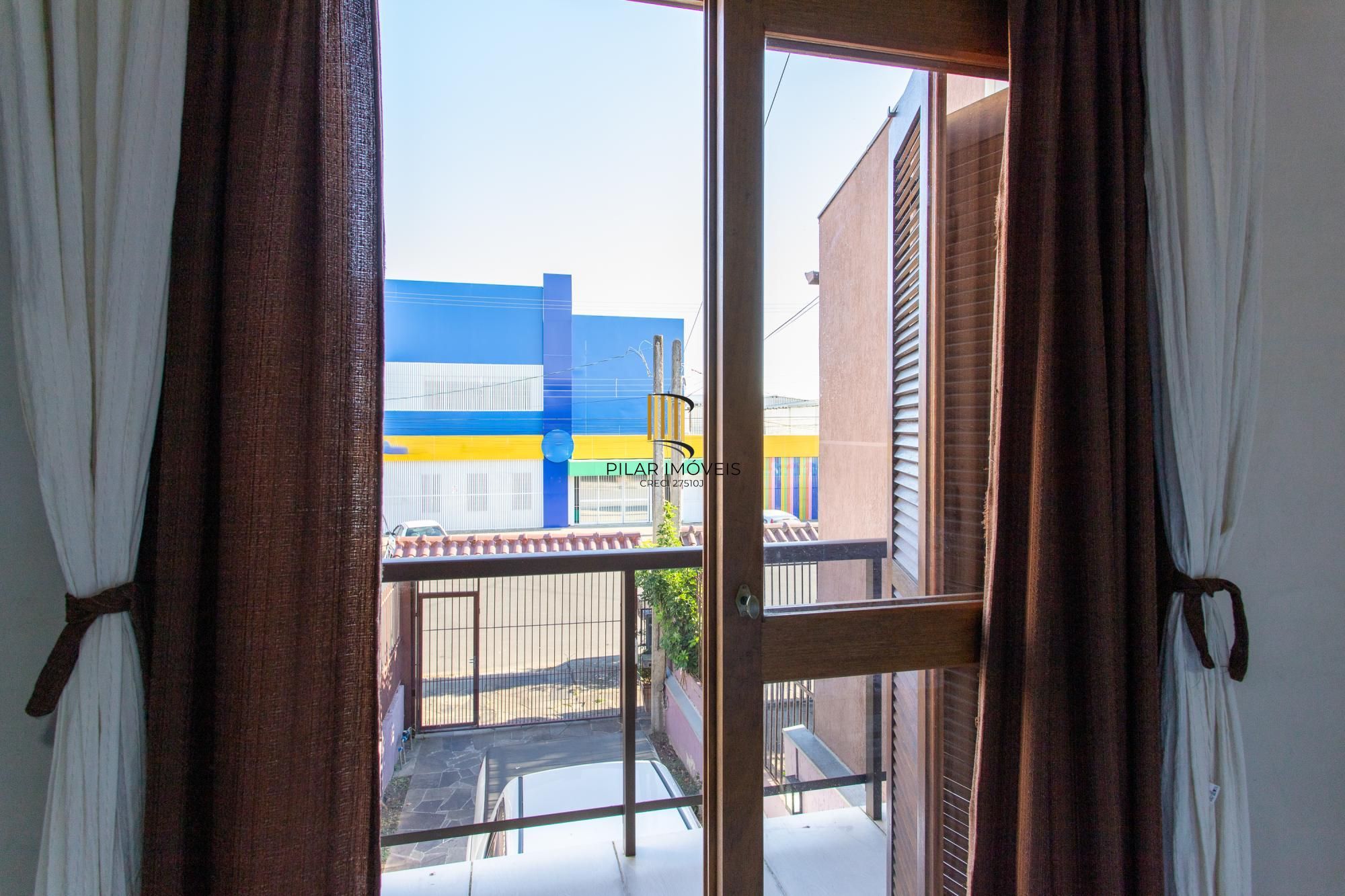 Casa 3 dormitórios no bairro Hípica