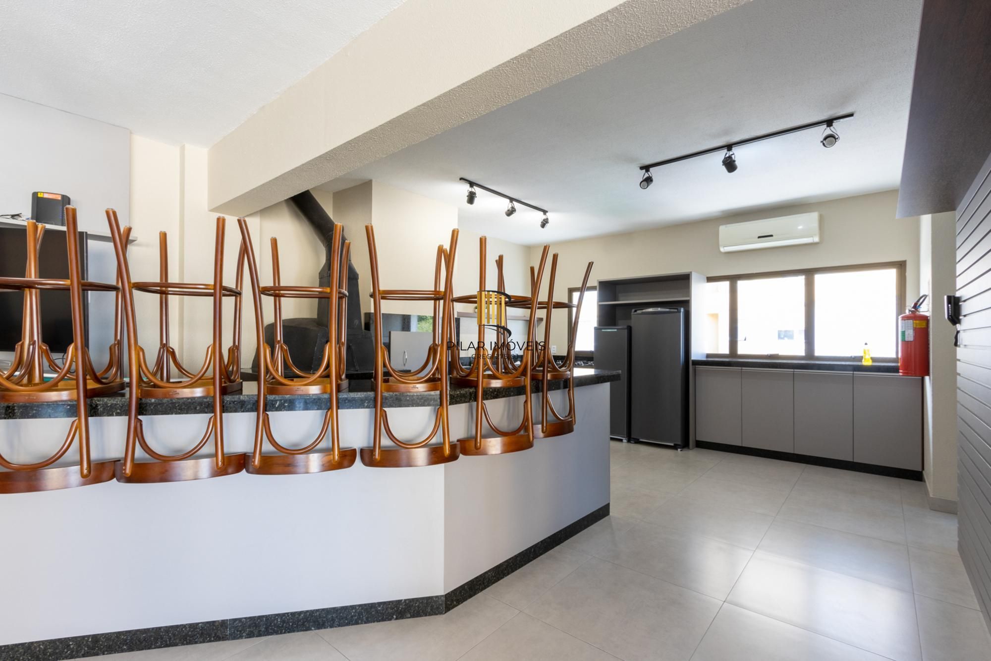 Cobertura de 3 dormitórios, 1 suíte e duas vagas de garagem no bairro Cristal.