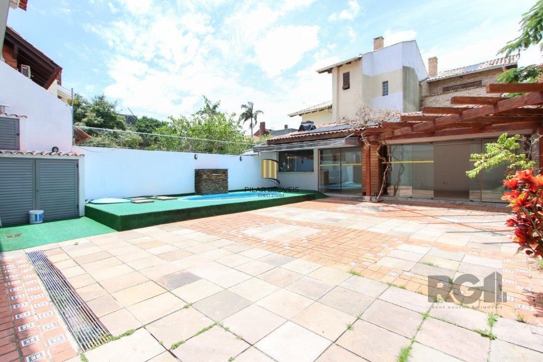 Casa com 4 quartos, com 347,57 m 2 privativos