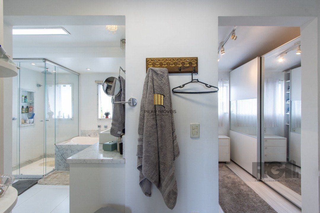 Casa em condominio . com 6 suites, sendo 3 suítes master com closet e hidro.