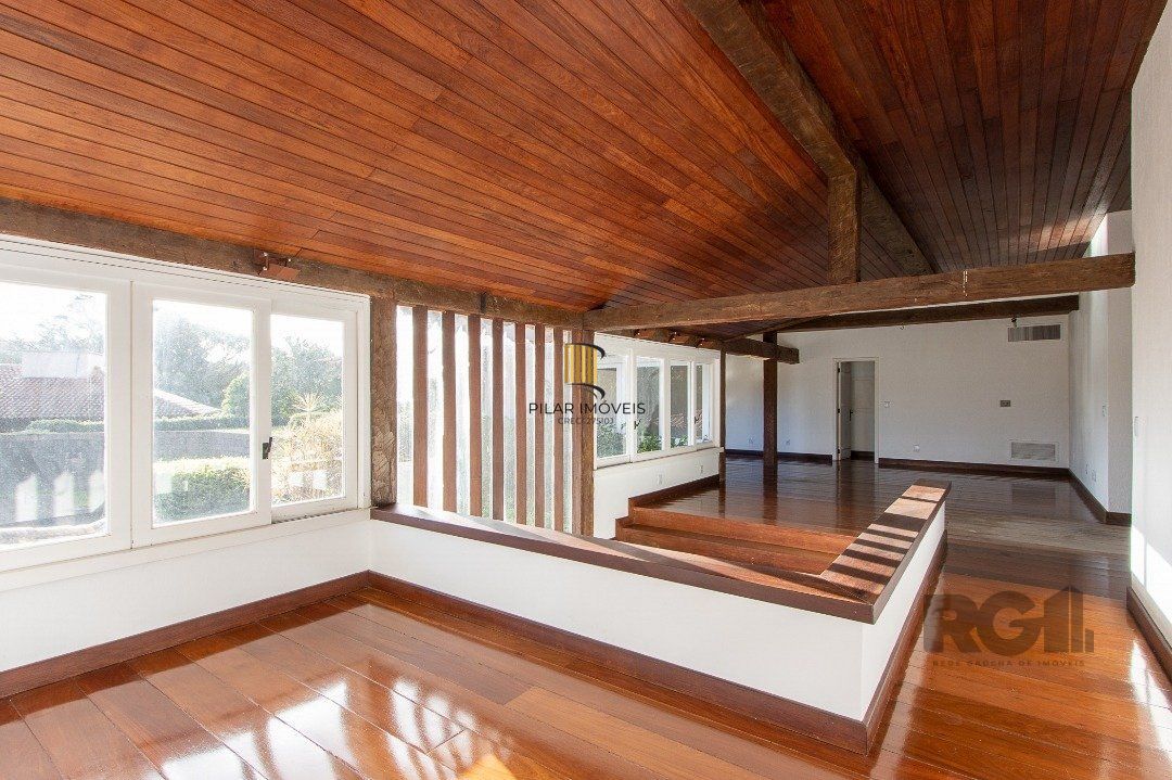 Casa Condomínio a Venda - 880m², 5 dormitórios, sendo 2 suítes, a master com lareira, 4 vagas - Cavalhada
