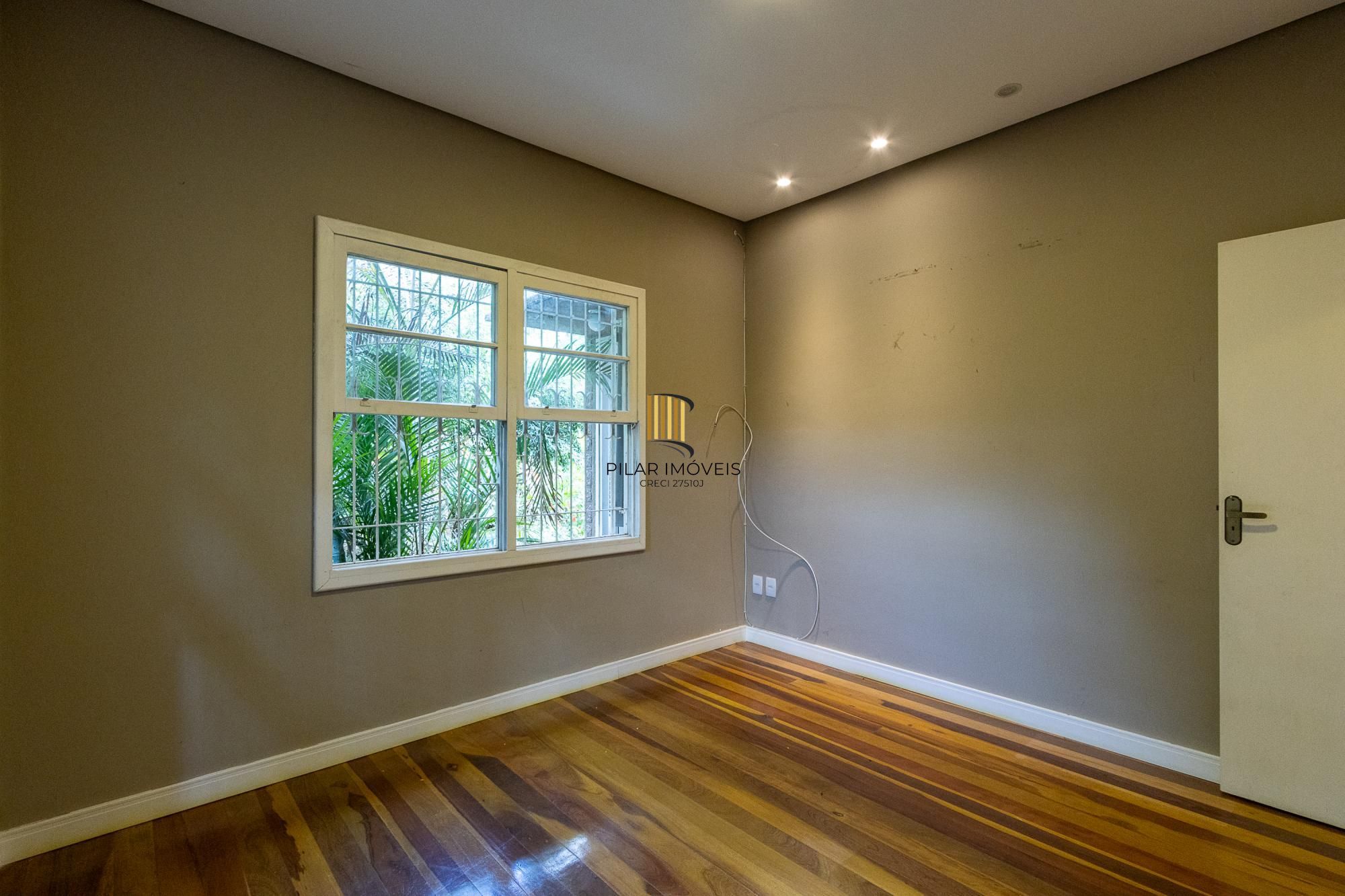 Bela casa térrea, 2 dormitórios e 1 suite - Parte alta do Bairro Espirito Santos