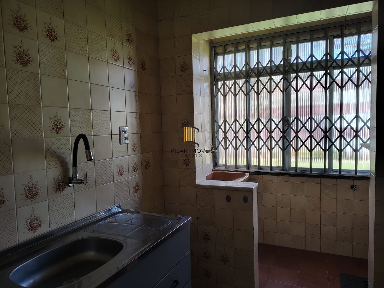 Apartamento de 2 dormitórios, living, cozinha, área de serviço e banheiro social.