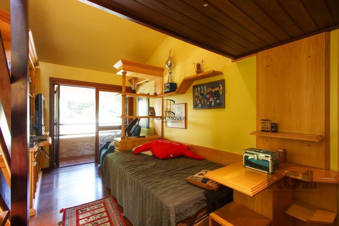 Casa com 4 dormitórios, sendo 1 suíte, com 2 vagas cobertas, no bairro Nonoai, Porto Alegre, RS