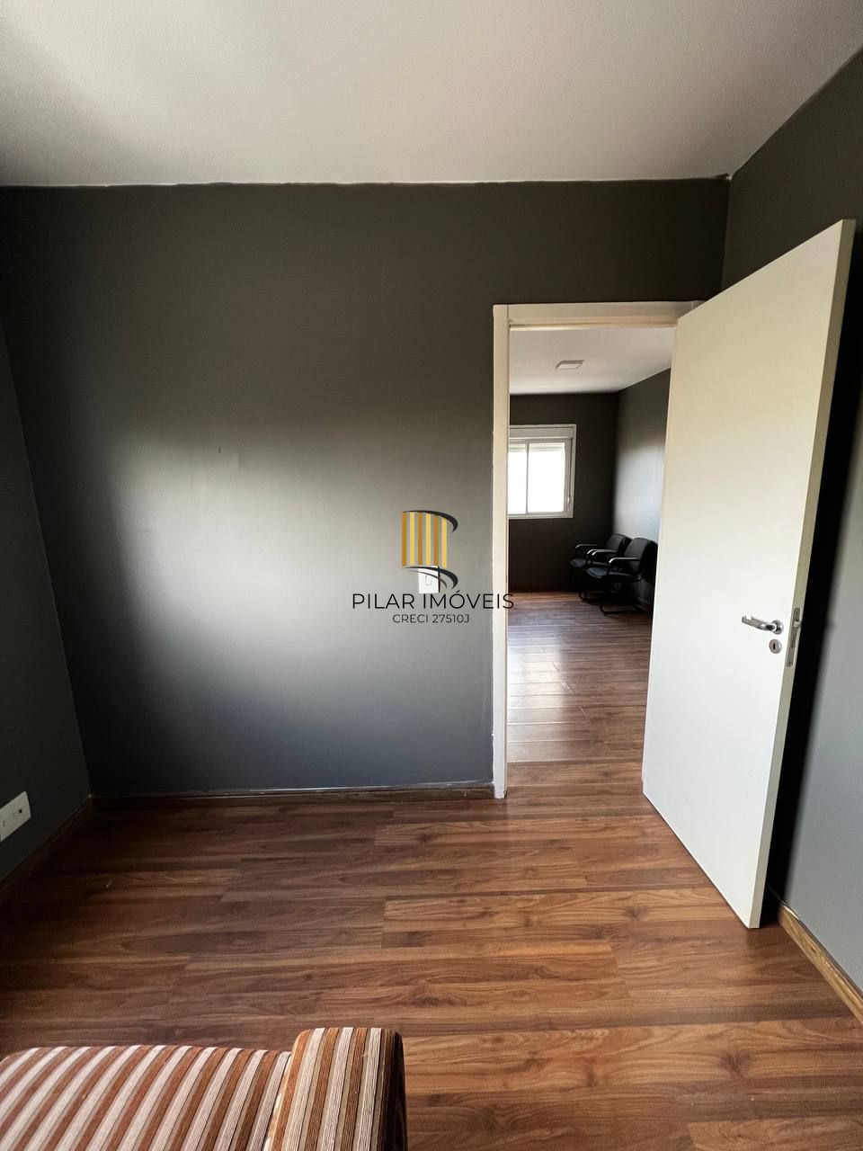 Apartamento de 3 dormitórios transformado em 2, 1 suíte e living com churrasqueira.