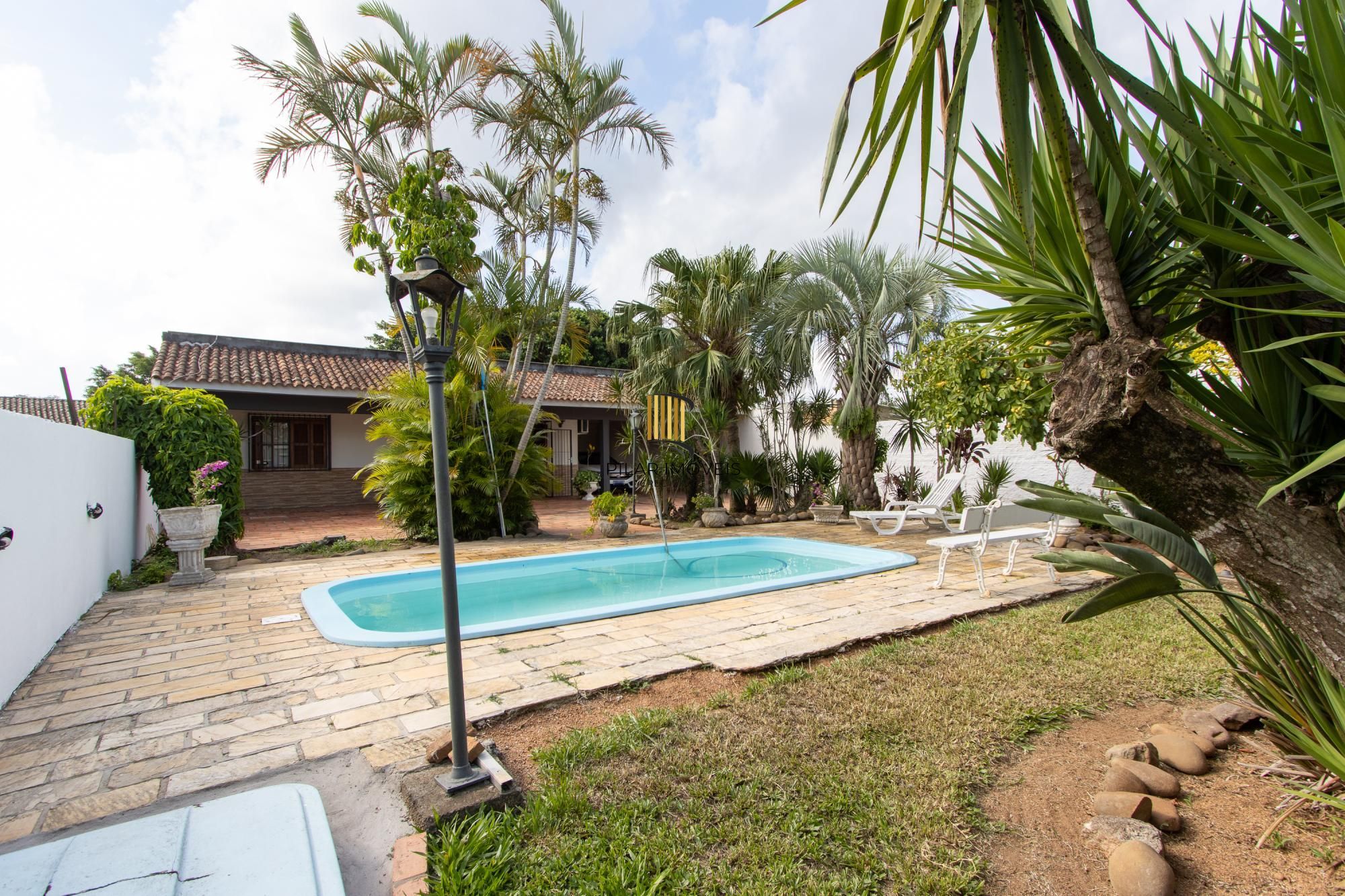 Casa em Vila Nova, Porto Alegre! Com 160m² de área privativa e um total de 899m²