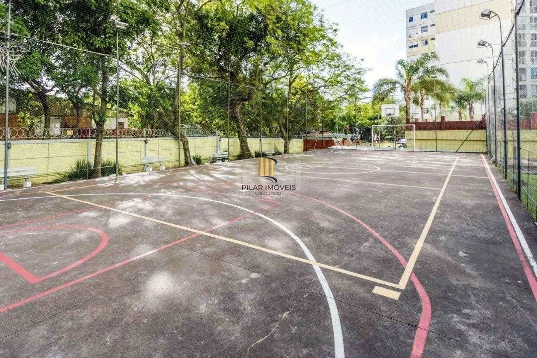 Apartamento de 2 dormitórios e 1 vaga de garagem no bairro Cristal.