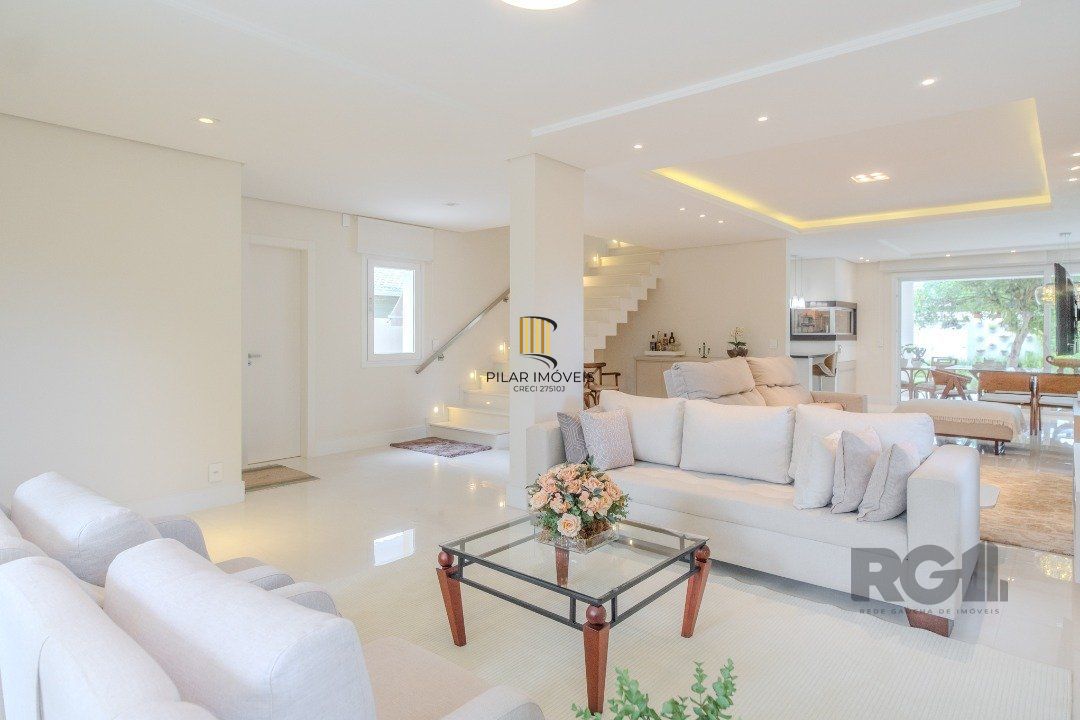 Casa semimobiliada e possui 3 suítes (sendo 1 delas master com closet e hidro)