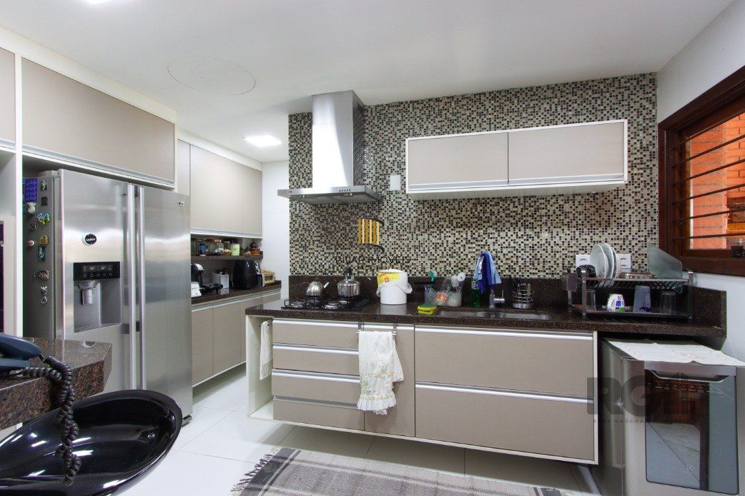 Casa com 4 dormitórios, sendo 1 suíte, com 2 vagas cobertas, no bairro Nonoai, Porto Alegre, RS