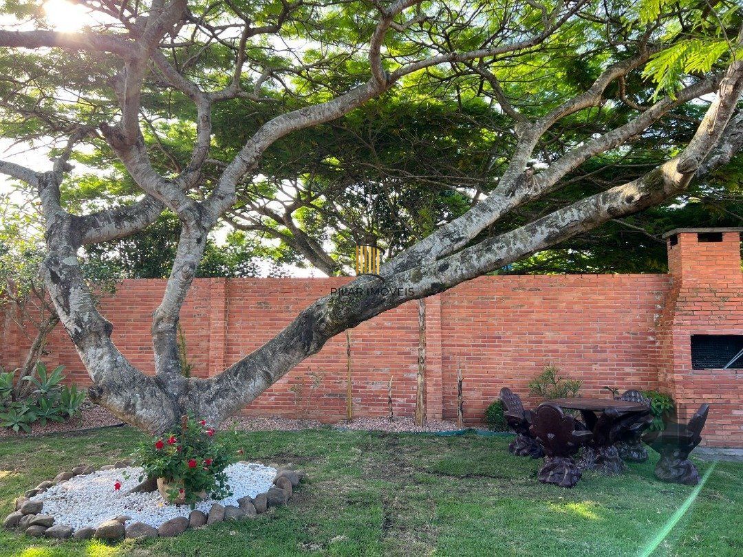 Casa avulsa em Atlântida,  totalmente reformada, com 5 dormitórios , duas suítes, pátio arborizado com piscina e churrasqueira.