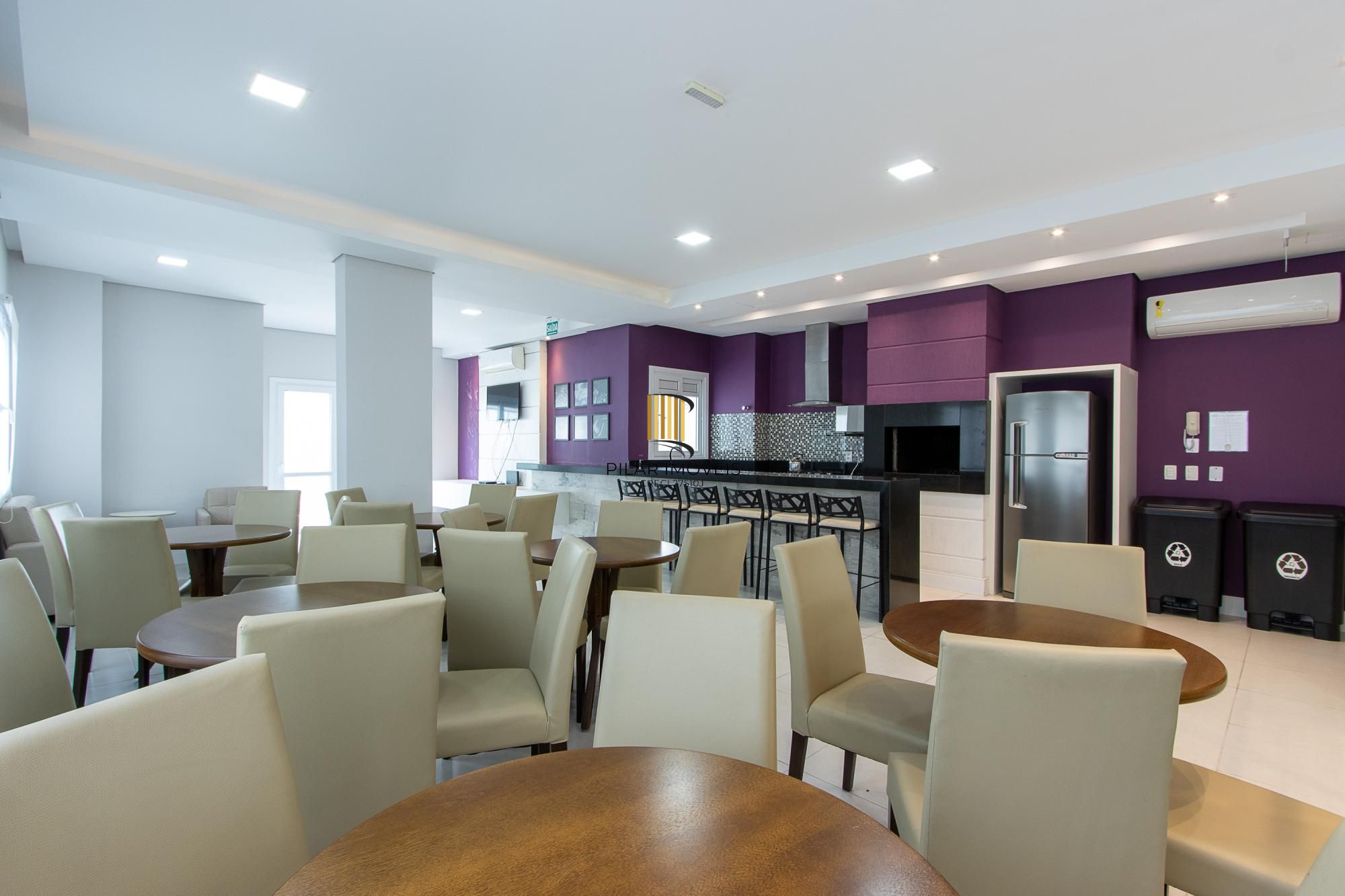 Apartamento de 2 dormitórios com suíte, churrasqueira e infraestrutura completa na Zona Sul de Porto Alegre.