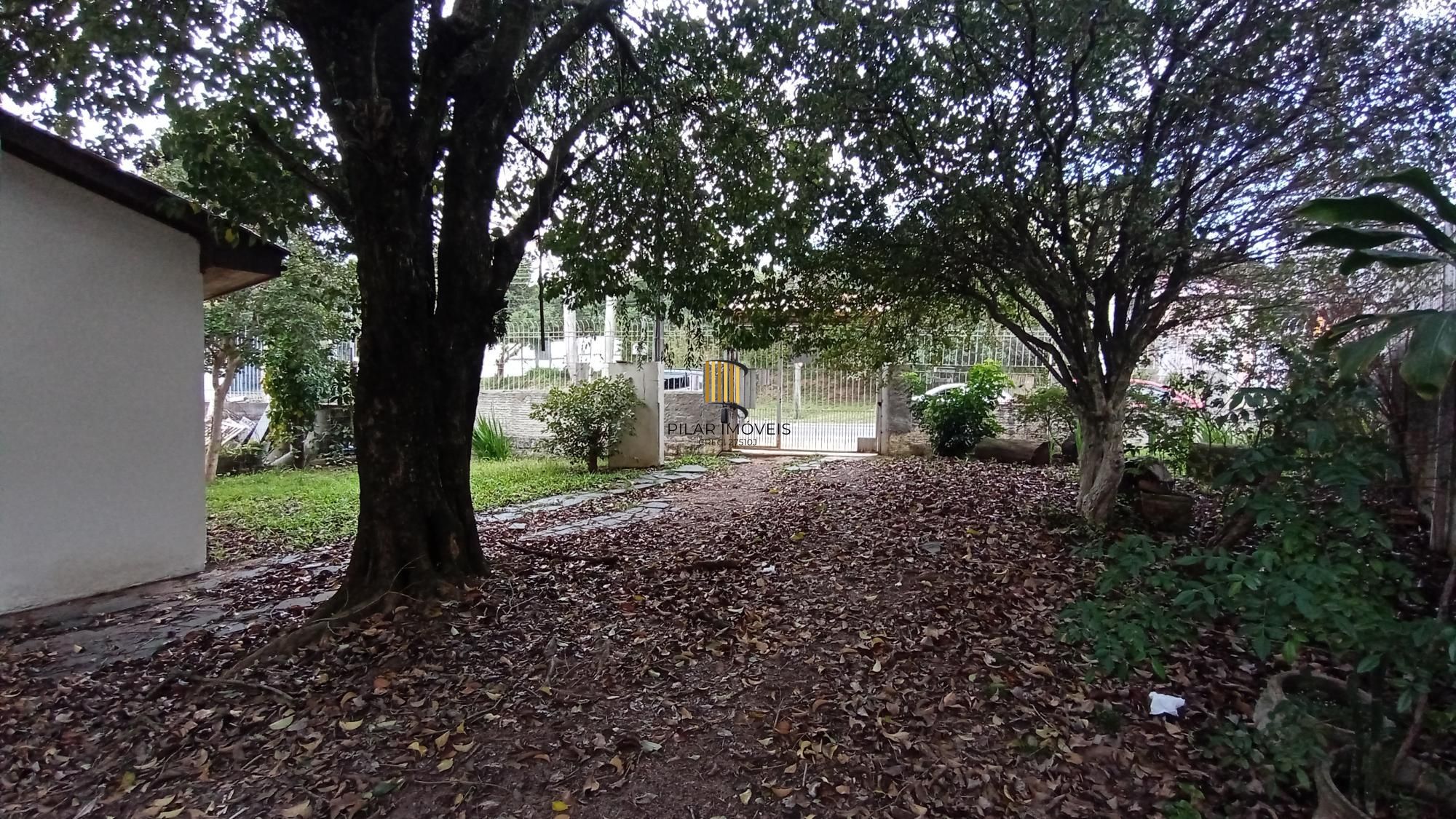 Sossego e natureza em Porto Alegre: 3 quartos, piscina e quase 2000m² de área