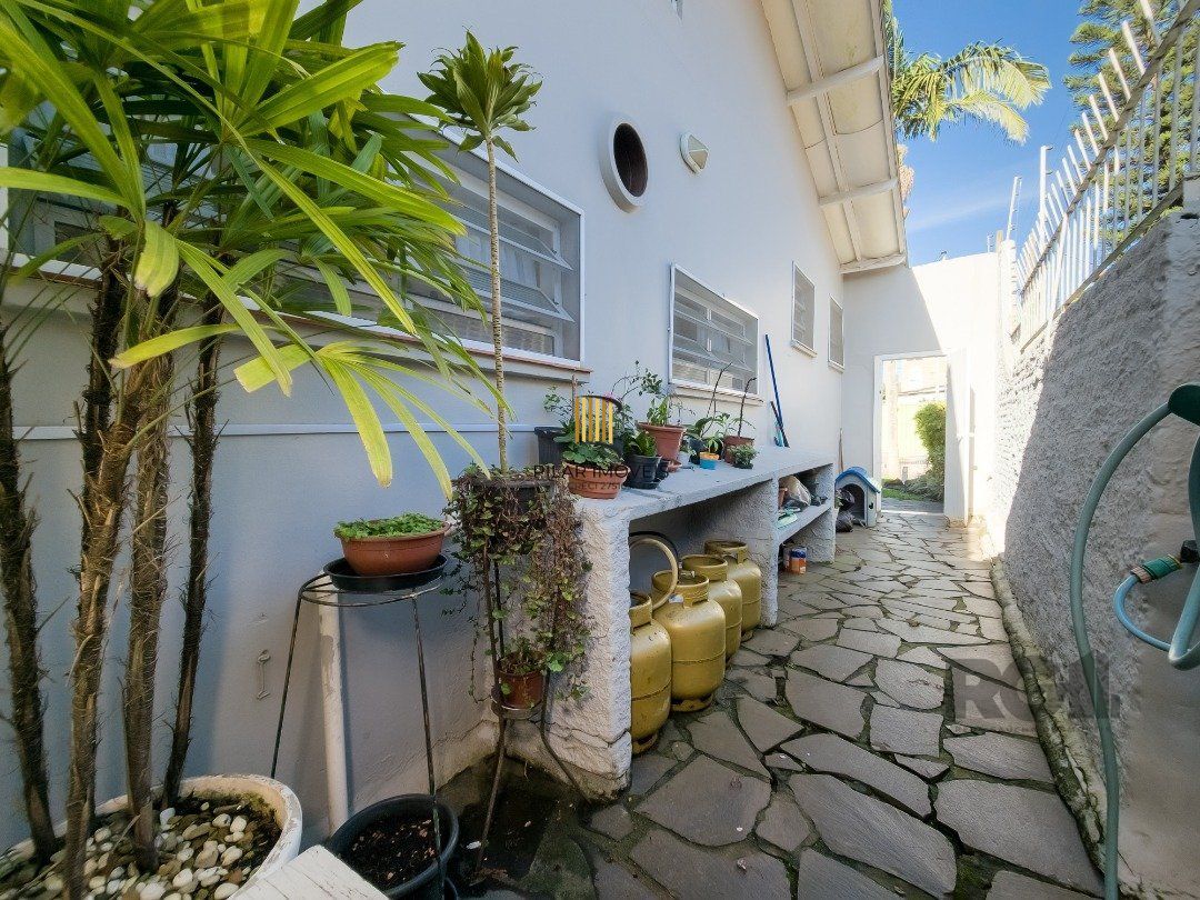 CASA TÉRREA REFORMADA, 3 QUARTOS, SUITE, PÁTIO - BAIRRO CRISTAL