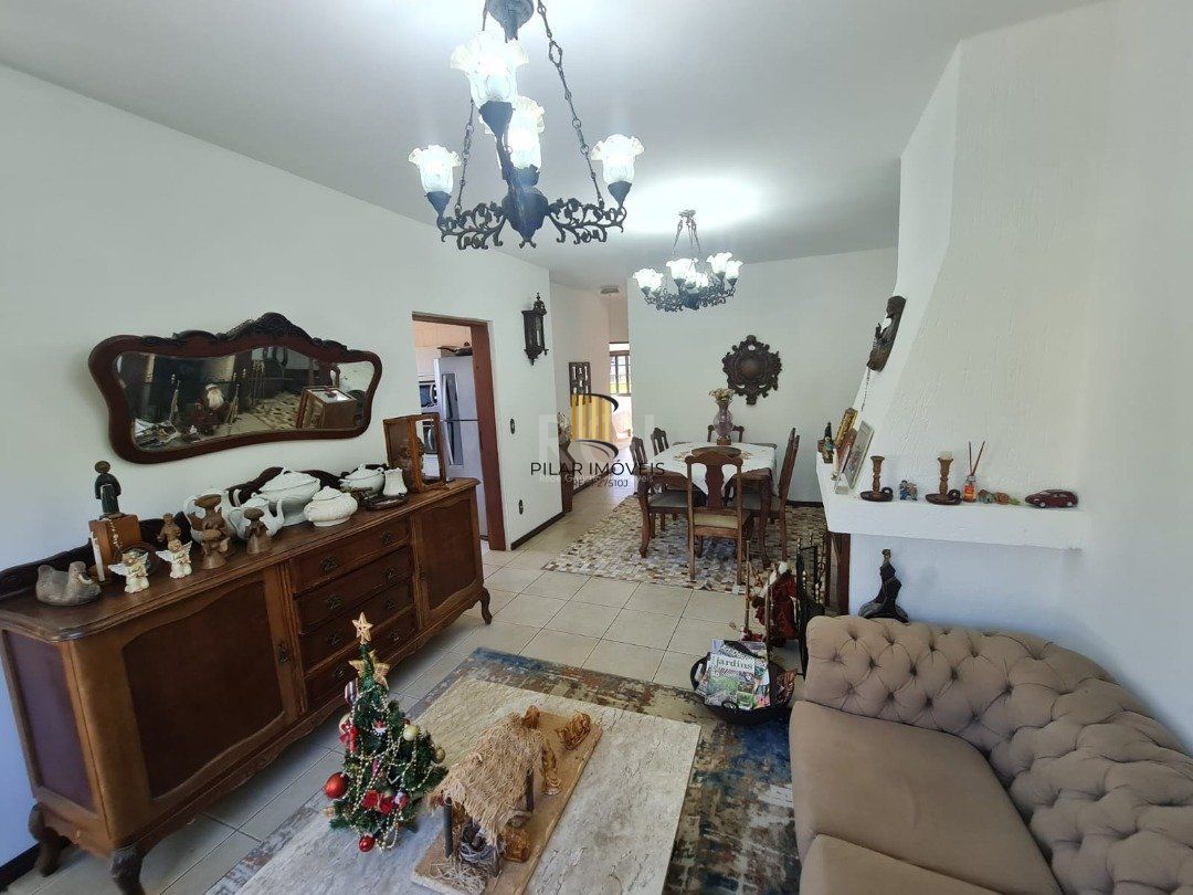Casa em lindo terreno alto ao nível da rua medindo 10 × 32 onde consta uma residência térrea com 136m2 de área privativa,
