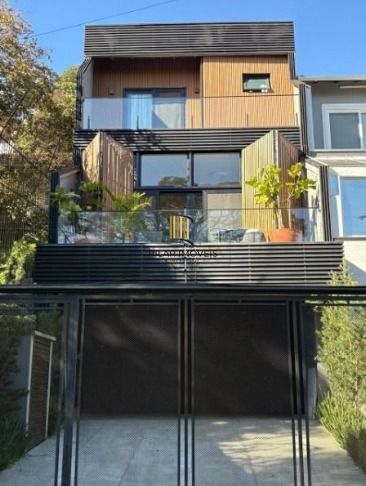 Casa com 3 suítes amplas, além de uma sala generoso com lareira e 2 vagas de garagem.