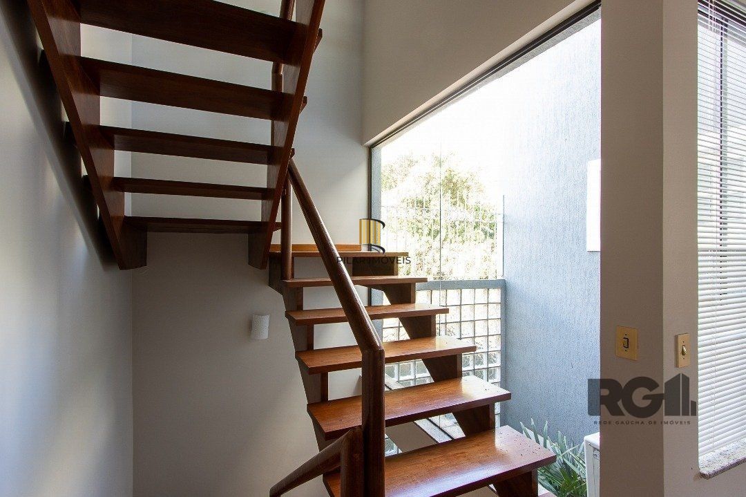BELO SOBRADO, 3 QUARTOS, 1 SUITE, PISCINA, 320m² PRIVATIVOS - TRISTEZA