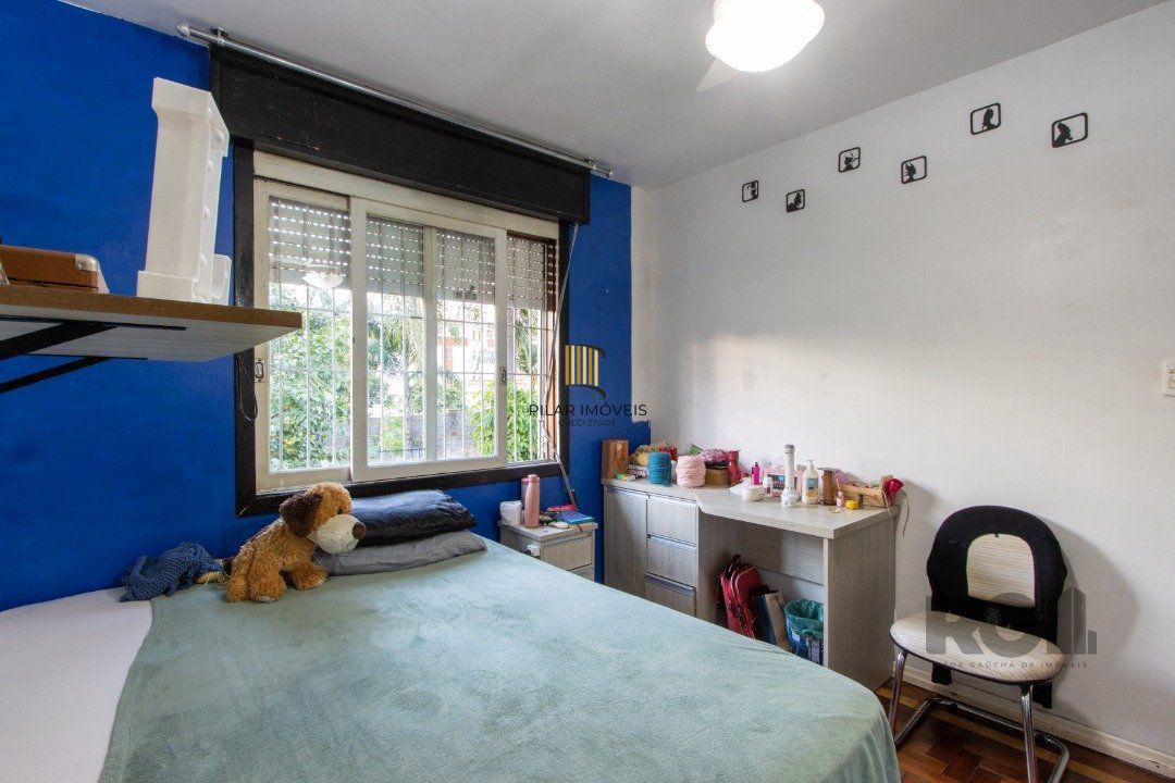 Casa no bairro Cristal, Possui 4 dormitórios, sendo 1suíte, closet e banheira de hidromassagem, com possibilidade de um podendo 1 dormitórios extra.