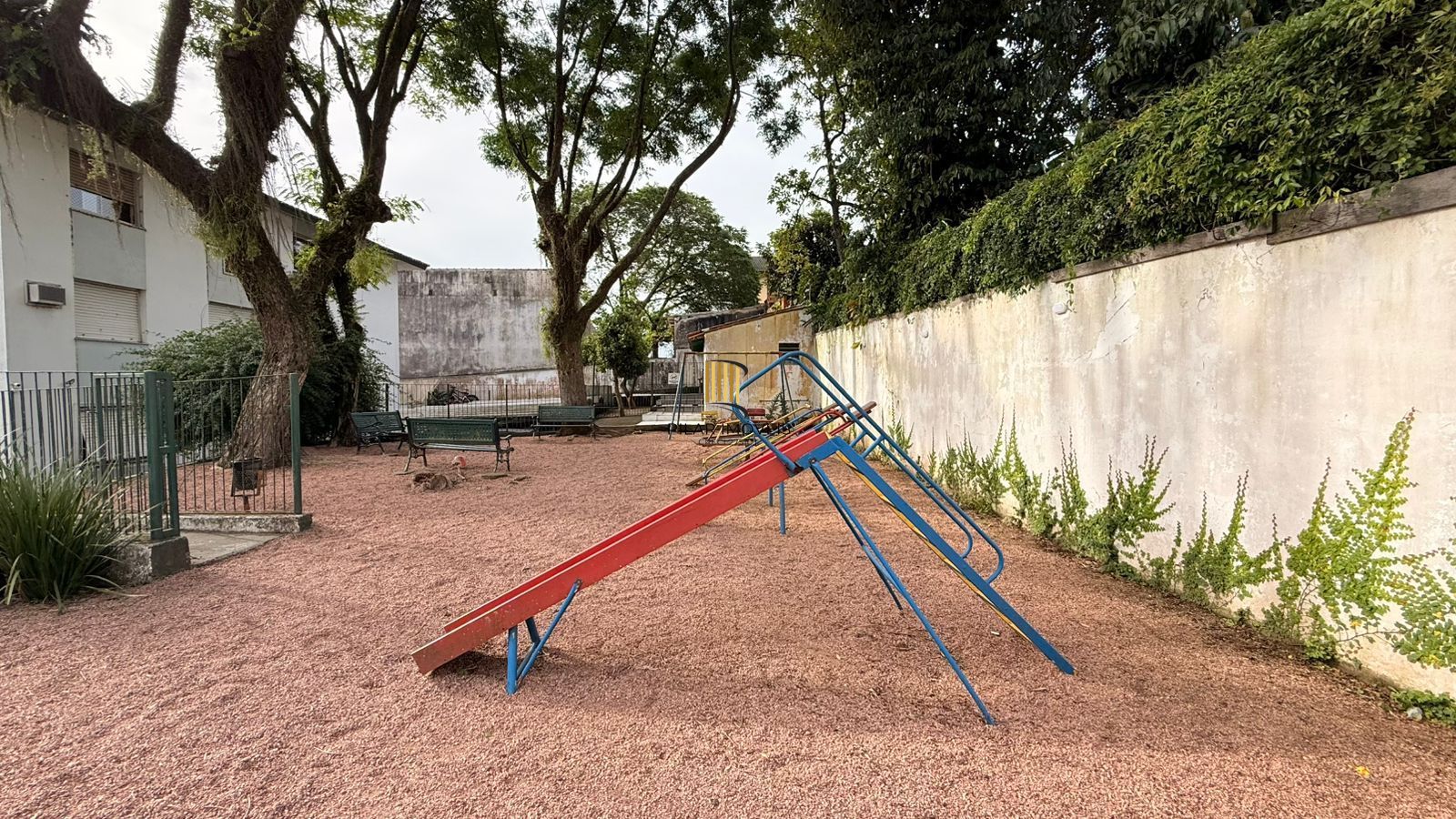 Apartamento reformando, 1 quarto, vaga coberta escriturada - Bairro Camaquã