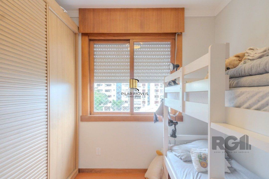 Ótimo apartamento, reformado , dois dormitórios e uma suíte, vaga escriturada.