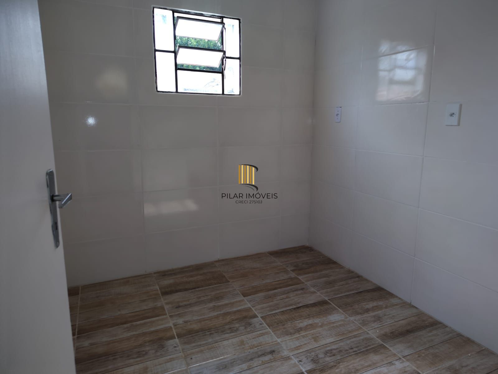 Casa de alvenaria, com 3 quartos, 1 suíte e 3 vagas de garagem.