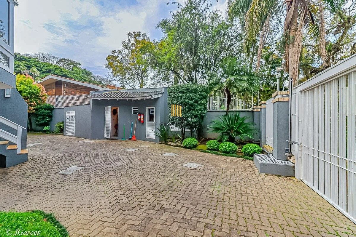 Casa em Condomínio à venda com 286m², 3 dormitórios, 1 suíte, 3 vagas, no bairro Jardim Isabel em Porto Alegre