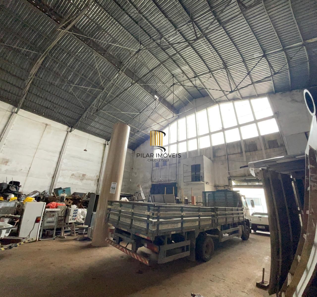 Pavilhão com 1036m2 próximo as Ferramentas Gerais