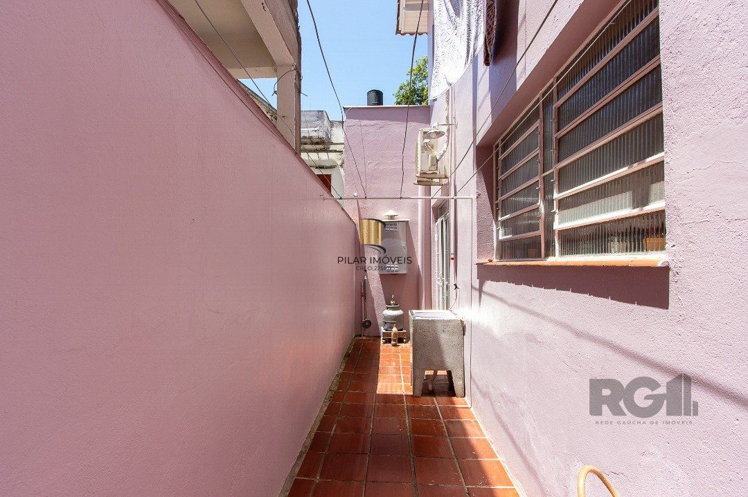 Casa com 4 quartos, suíte, churrasqueira, lareira, garagem coberta e lindo jardim.