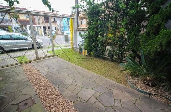 Sobrado localizado na Rua Baldoíno Bottini, 3 dormitórios, sendo 1 com sacada, 1 suíte com sacada ,1 vaga, pátio com piscina.