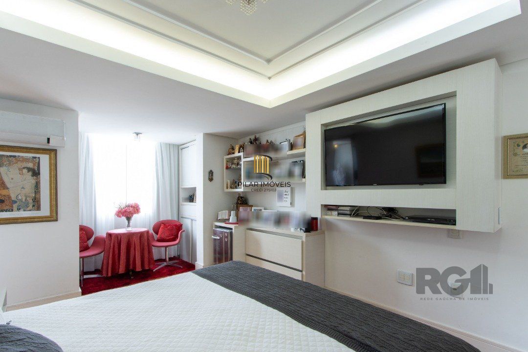 Casa em condominio . com 6 suites, sendo 3 suítes master com closet e hidro.