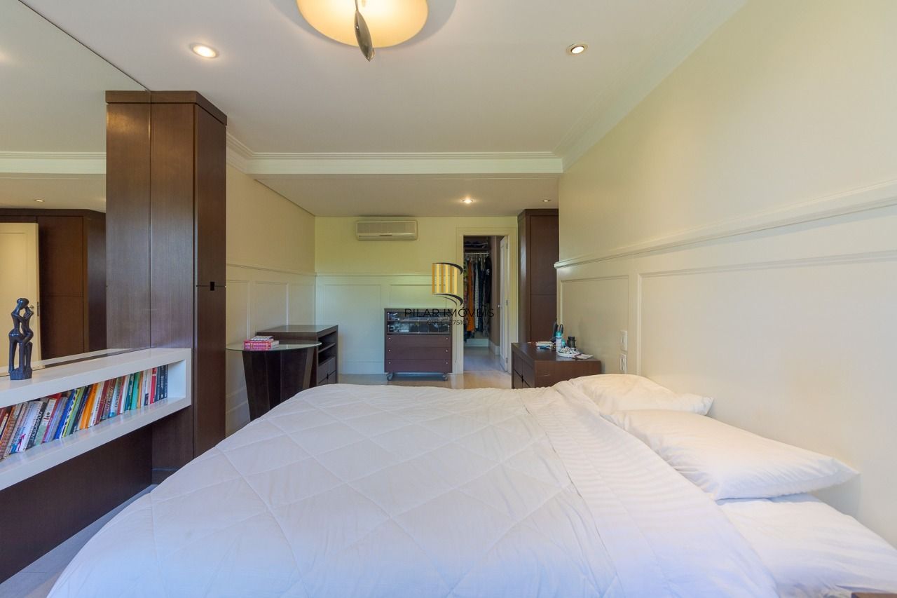 Casa em Condomínio com 487m² | 4 Dormitórios sendo 4 suítes, 3 vagas, no Bairro Três Figueiras, Porto Alegre