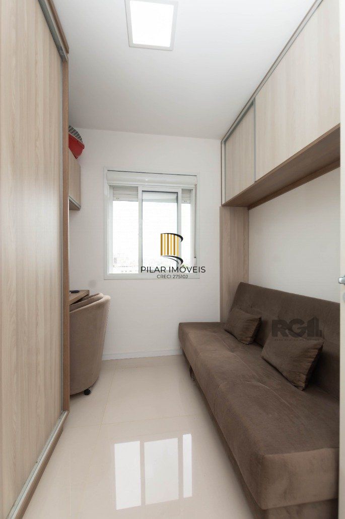 Apartamento andar alto que possui 2 dormitórios, sendo 1 súite, living para 2 ambientes, cozinha mobiliada, banheiro auxiliar