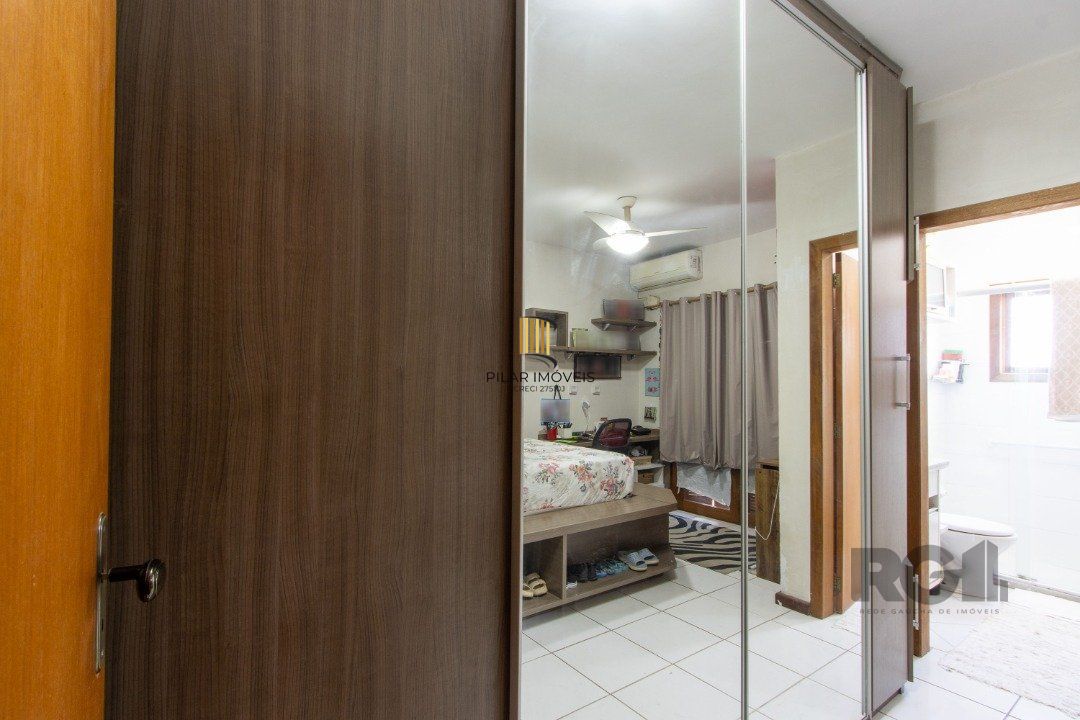 Sobrado com 2 dormitórios, com churrasqueira, lareira, pátio, na Zona Sul.