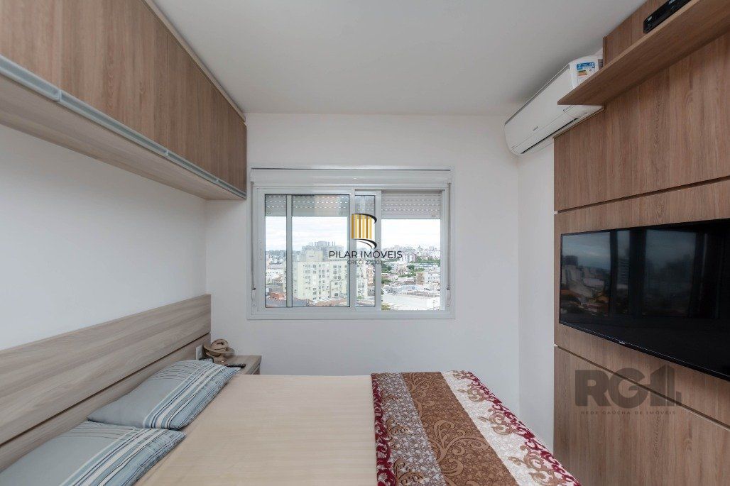 Apartamento andar alto que possui 2 dormitórios, sendo 1 súite, living para 2 ambientes, cozinha mobiliada, banheiro auxiliar