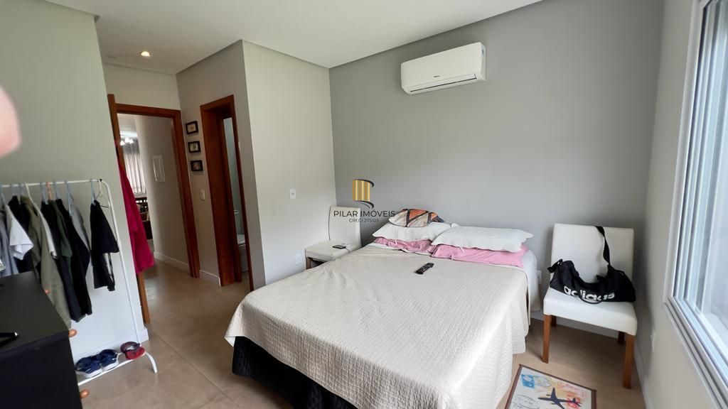 Casa térrea com piscina  no Guarujá