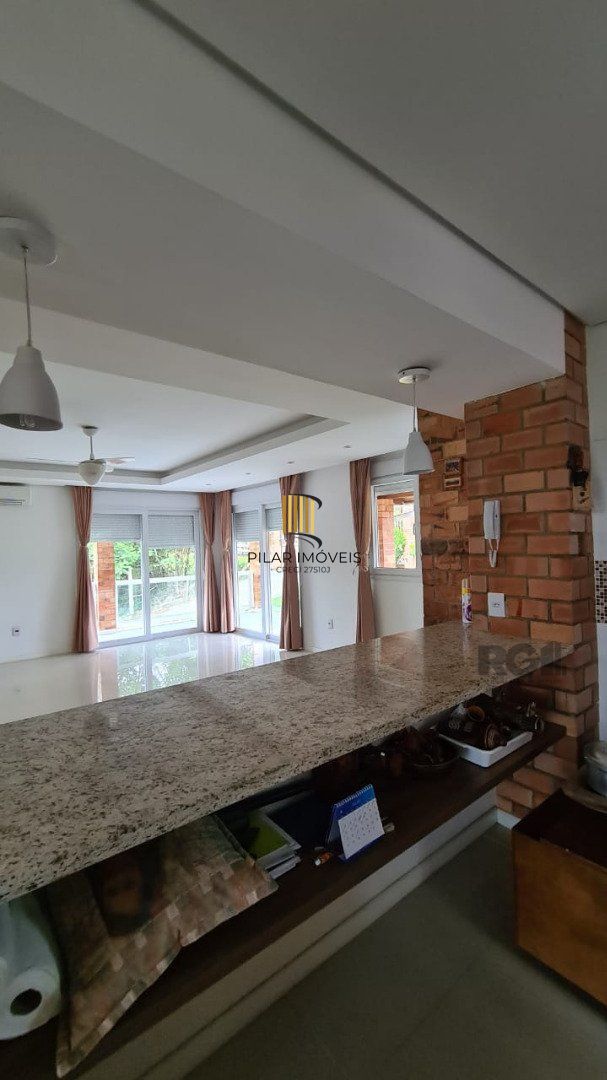 Casa de alvenaria, com 3 dormitórios, 1 suíte, living, cozinha, lavanderia, churrasqueira, banheiro social, pátio e 4 vagas de garagem.
