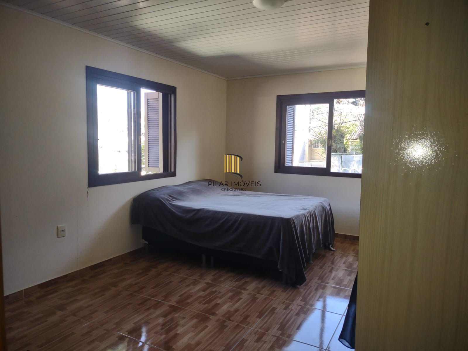 Casa com 4 quartos, suíte, piscina, lareira, churrasqueira em um terreno de 616m².