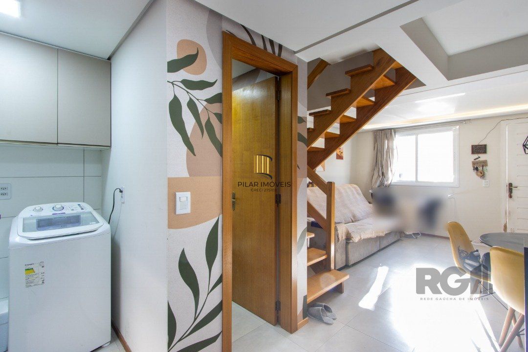 Casa em condomínio,  possui 2 dormitórios, sala para 2 ambientes e 1 vaga.