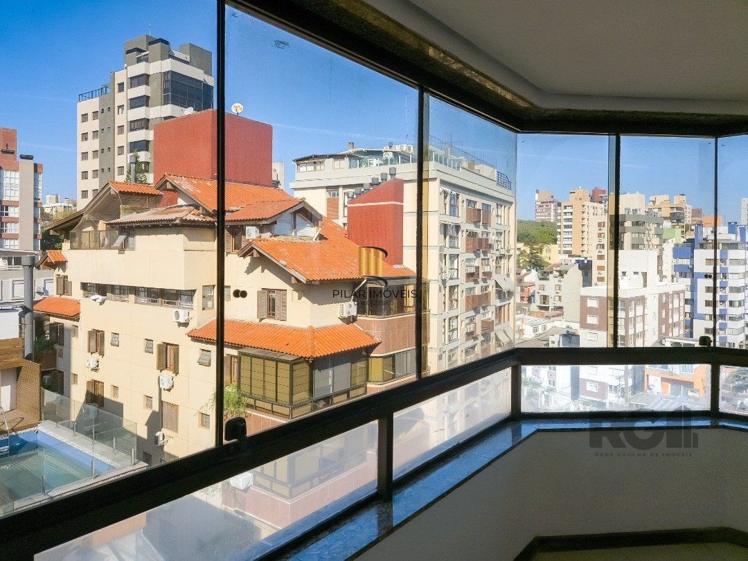 Cobertura com 222m² privativos, 3 quartos, 1 suite, lareira, piscina, 2 vagas no Bairro Rio Branco