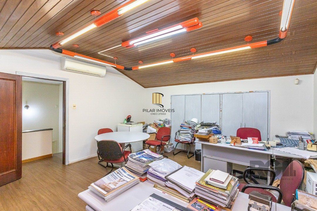 Casa  4 dormitórios, sendo 1 suíte no bairro Menino Deus em Porto Alegre