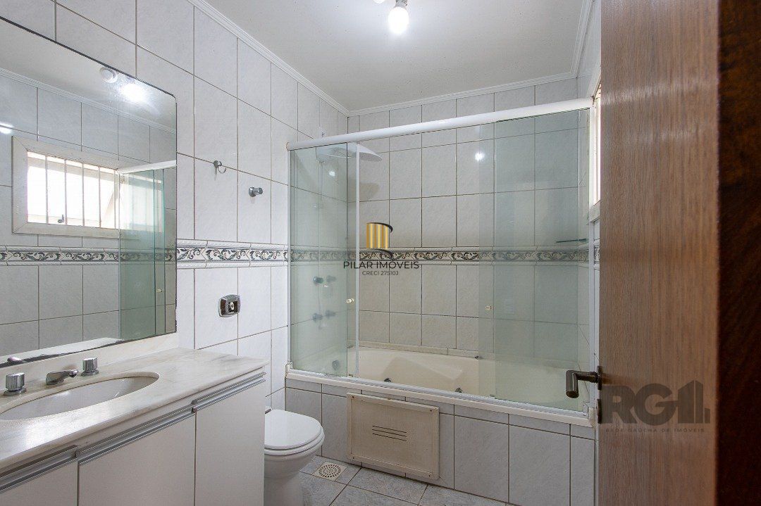 Casa de alvenaria, 3 dormitórios, 1 suíte e pátio com piscina, bairro Espírito Santo.