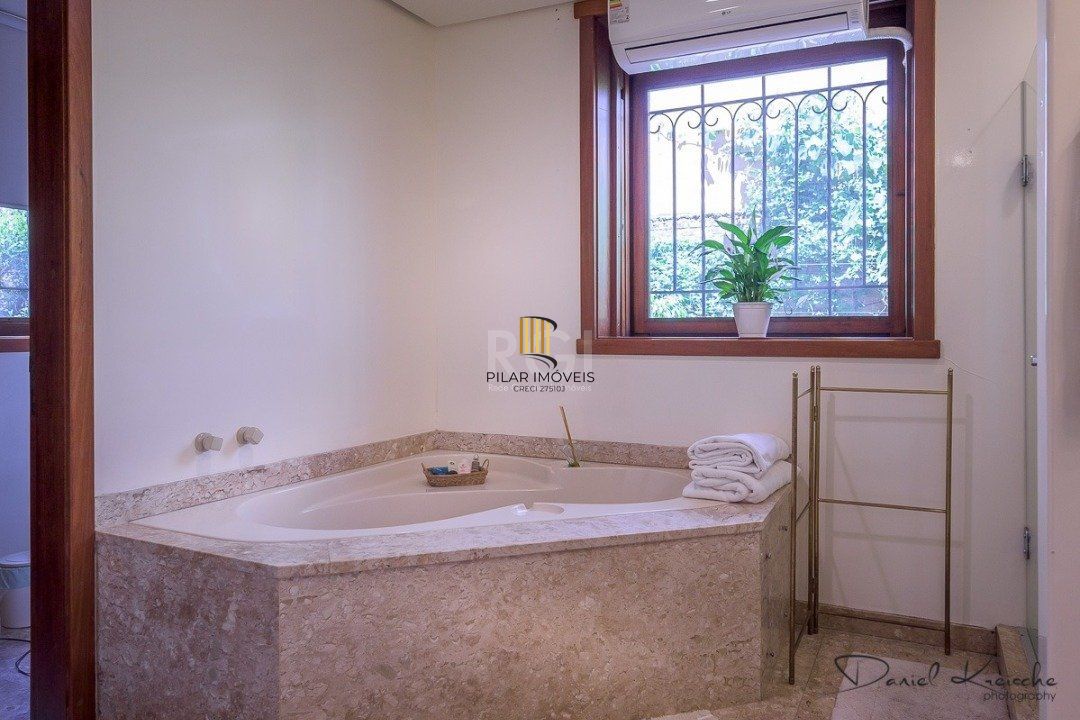 Casa para Venda - 418m², 5 dormitórios, sendo 1 suites, 6 vagas - Tristeza