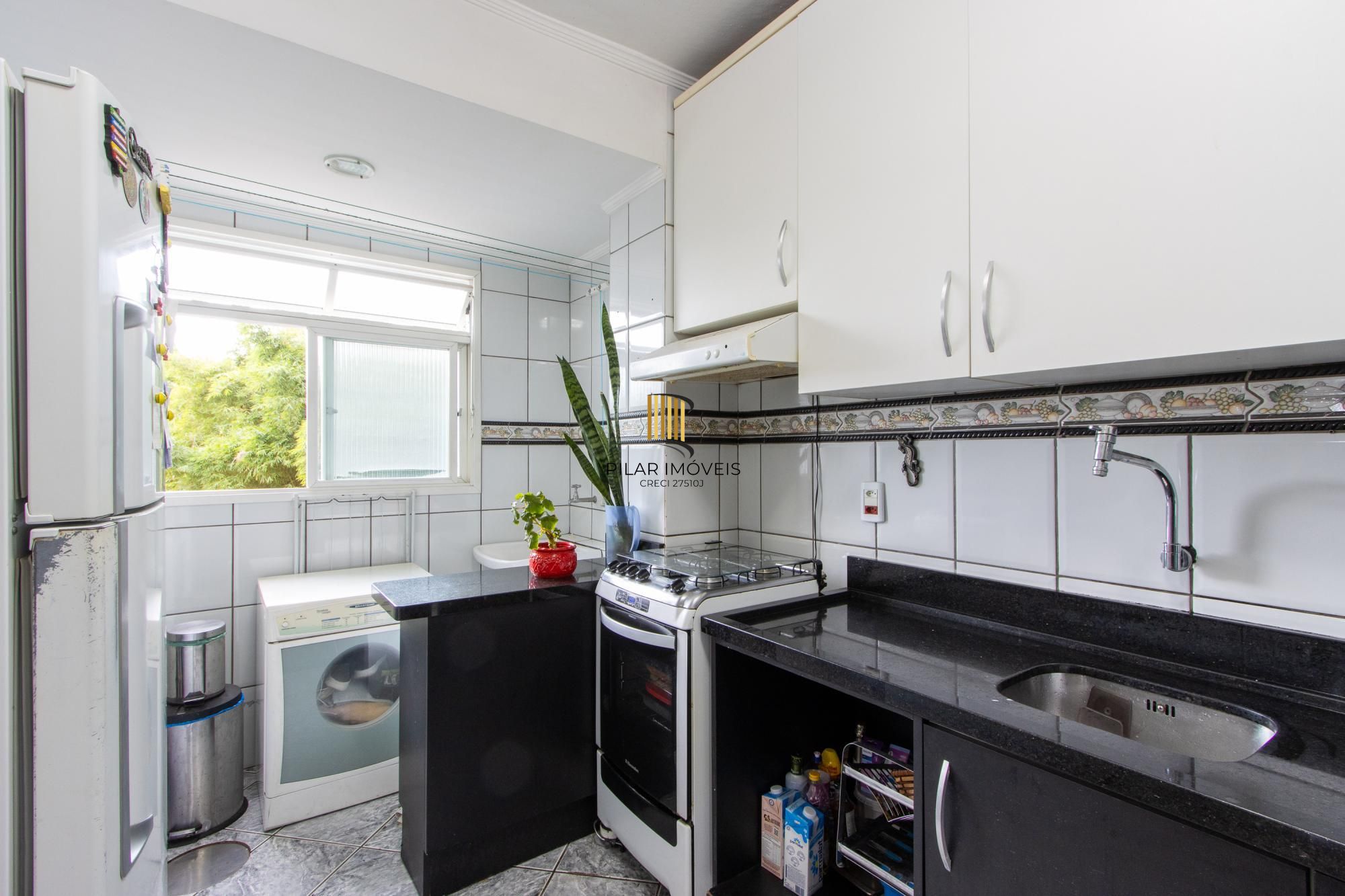 Apartamento de 2 quartos, living, cozinha planejada, área de serviço e 1 vaga.