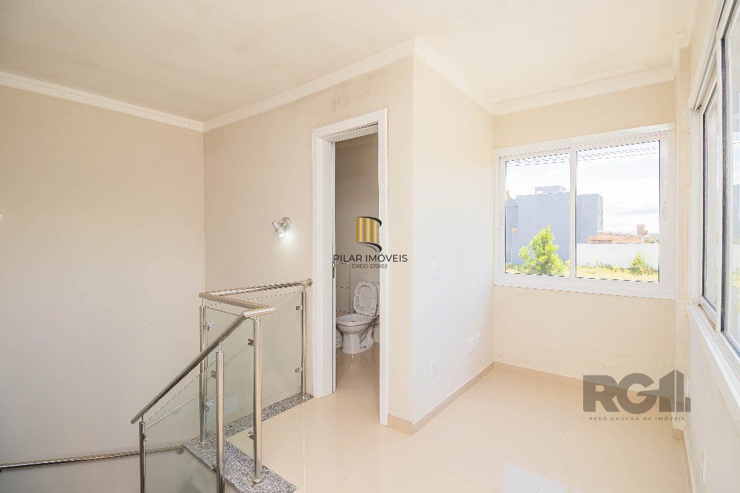Sobrado, 185 metros quadrados privativo, com 3 quartos, 1 suíte, Living e cozinha integrados, lareira, churrasqueira, lavabo e 2 vagas de garagem.                       e 2 vagas de garagem