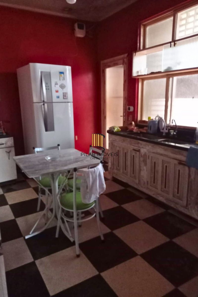 Casa com 5 dormitórios e 3 vagas no bairro Assunção