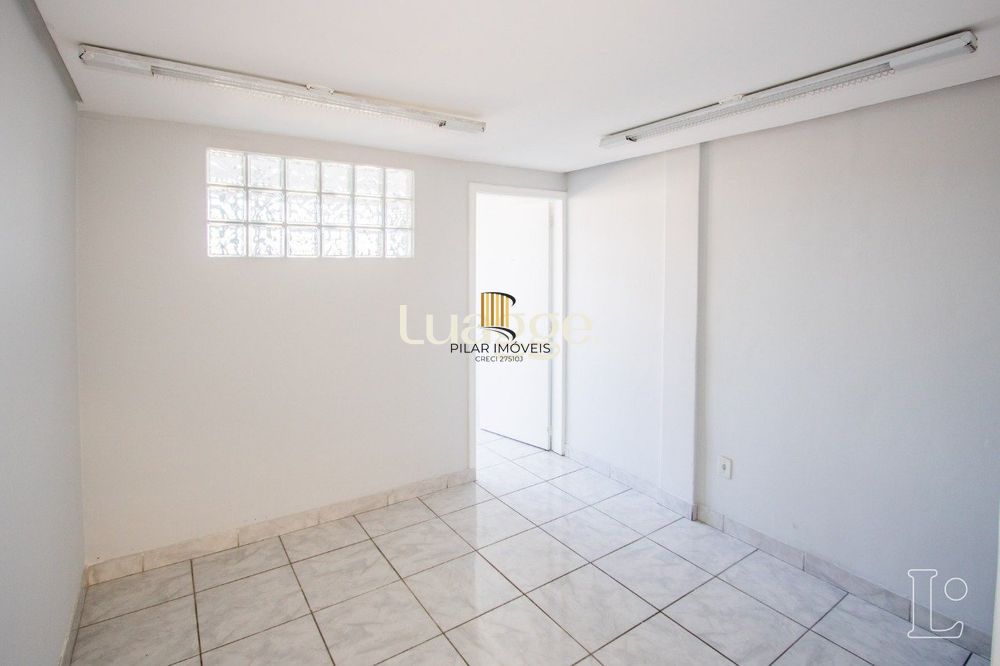 Sala comercial com 22m² de área privativa, frente, piso cerâmico, equipada com lavabo e ar-condicionado split