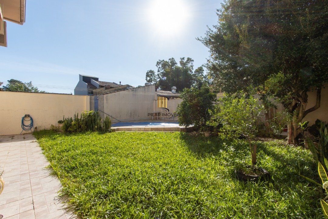 Casa de alvenaria, 3 quartos, 1 suíte, 4 banheiros e 5 vagas de garagem.
