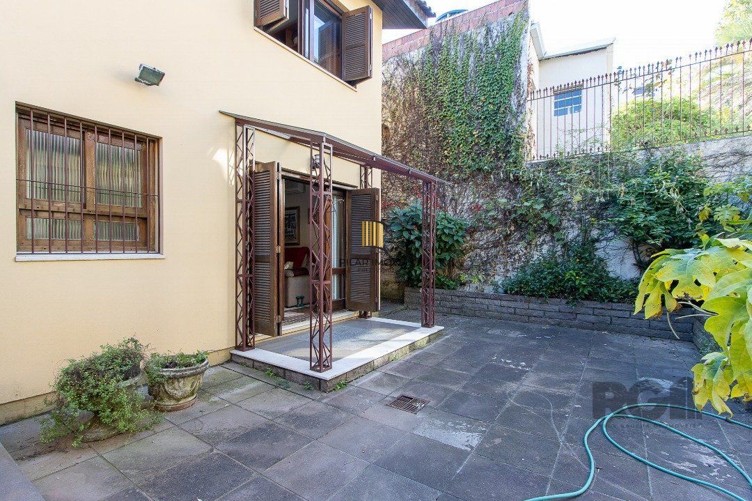 Casa tipo sobrado, com 3 dormitórios em Canoas