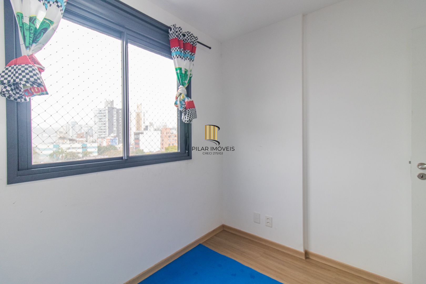 APARTAMENTO SEMIMOBILIADO 2 DORMITÓRIOS SENDO 1 SUÍTE E 1 VAGA ESCRITURADA