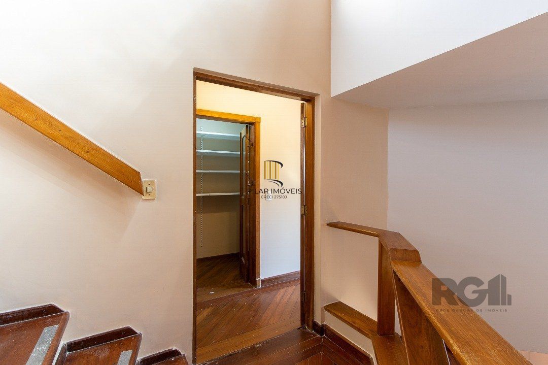 Excelente casa de 3 andares em condomínio fechado
