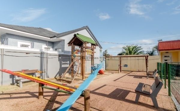 Uma casa linda dentro de um condomínio fechado, no Lagos de Nova Ipanema.